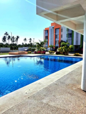 Departamento En Acapulco Diamante con Alberca, Camastros y Hermosos Jardines